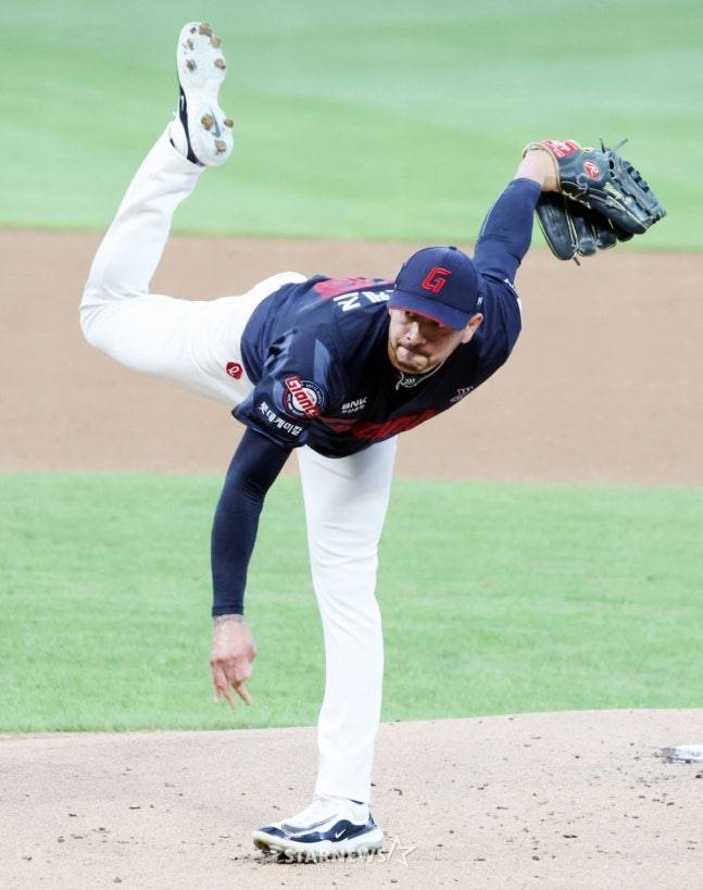 롯데 빈스 벨라스케즈가 5일 인천 SSG전에서 투구하고 있다. /사진=강영조 선임기자