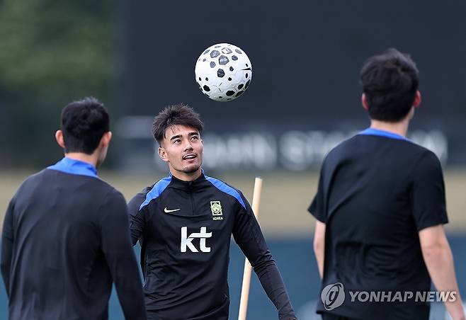 미국전 앞둔 옌스 카스트로프 (뉴욕=연합뉴스) 윤동진 기자 = 4일(현지시간) 미국 뉴욕 아이칸 스타디움에서 진행된 한국 축구 대표팀 훈련에서 옌스 카스트로프가 집중하고 있다. 2025.9.5 mon@yna.co.kr