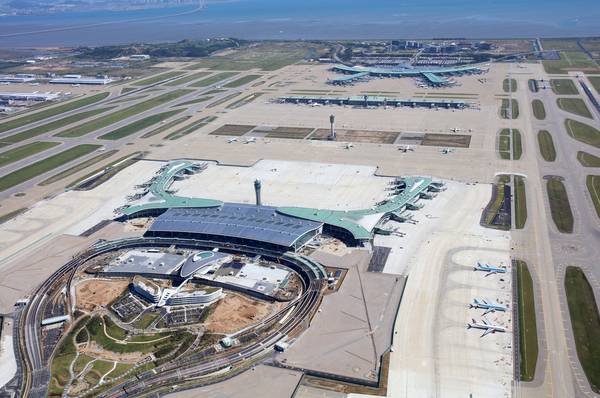7일 ‘인천공항 항공사 운영위원회’(AOC)는 최근 국민신문고에 ‘역사열(출국 취소 후 재입국)’ 면세품 처리 절차 개선을 요구하는 민원을 제기했다고 밝혔다. 사진은 인천국제공항 제2여객터미널 전경. /인천국제공항공사 제공