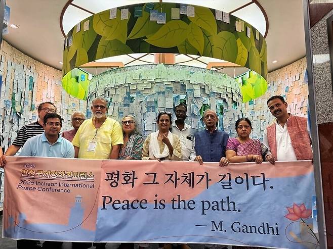 ▲지난 6일 2025 인천국제평화컨퍼런스 참석차 인천 강화군 양사면 강화평화전망대를 찾은 내빈들이 기념촬영을 하고 있다. /홍준기 기자 hong@incheonilbo.com