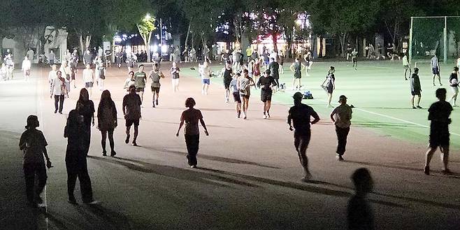 지난 6일 오후 8시께 광주 북구 용봉동 전남대학교 종합운동장에서 많은 이들이 무더위를 이기기 위해 조깅 등 다양한 운동을 하고 있다./주성학 기자