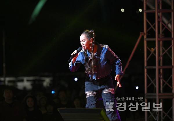 경상일보가 주최하고 울산시 남구가 후원하는 '2025 태화강 빛 축제''가 6일 울산시 남구 태화강 둔치에서 열렸다. 이 날 축하공연으로 인순이가 출연해 열정의 무대를 선보였다. 김동수 기자 dskim@ksilbo.co.kr