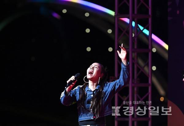 경상일보가 주최하고 울산시 남구가 후원하는 '2025 태화강 빛 축제''가 6일 울산시 남구 태화강 둔치에서 열렸다. 이 날 축하공연으로 인순이가 출연해 열정의 무대를 선보였다. 김동수 기자 dskim@ksilbo.co.kr