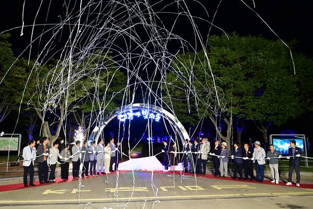 5일 저녁 대가야 빛의 숲 입구 휘장을 걷는 퍼포먼스를 하고 있다. 고령군 제공