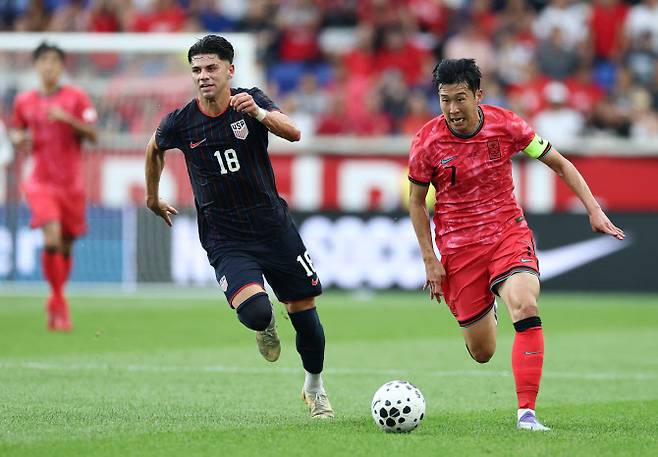 6일(현지시간) 미국 뉴저지주 해리슨 스포츠일러스트레이티드 스타디움에서 열린 한국 대 미국 축구대표팀 친선경기. 한국 대표팀 주장 손흥민이 드리블 돌파를 시도하고 있다. 사진=연합뉴스