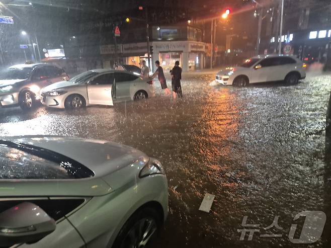 6일 밤부터 전북 군산에 내린 비로 도로 곳곳이 잠기면서 차량 침수가 잇따라 발생했다.(독자제공. 재판매 및 DB금지) ⓒ News1
