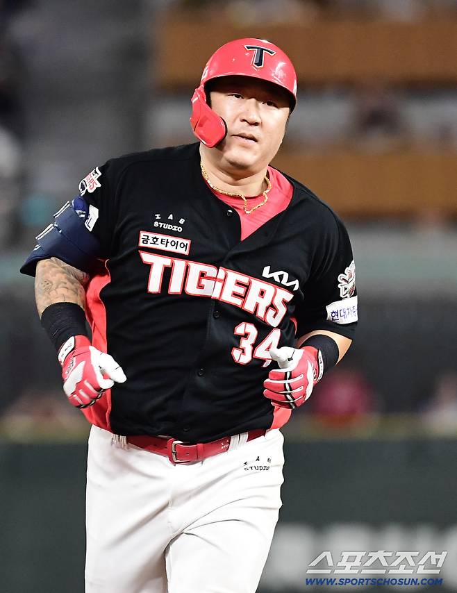 28일 인천 SSG랜더스필드에서 열린 KBO리그 SSG와 KIA의 경기. 9회 투런 홈런을 날린 KIA 최형우. 인천=송정헌 기자songs@sportschosun.com/2025.08.28/