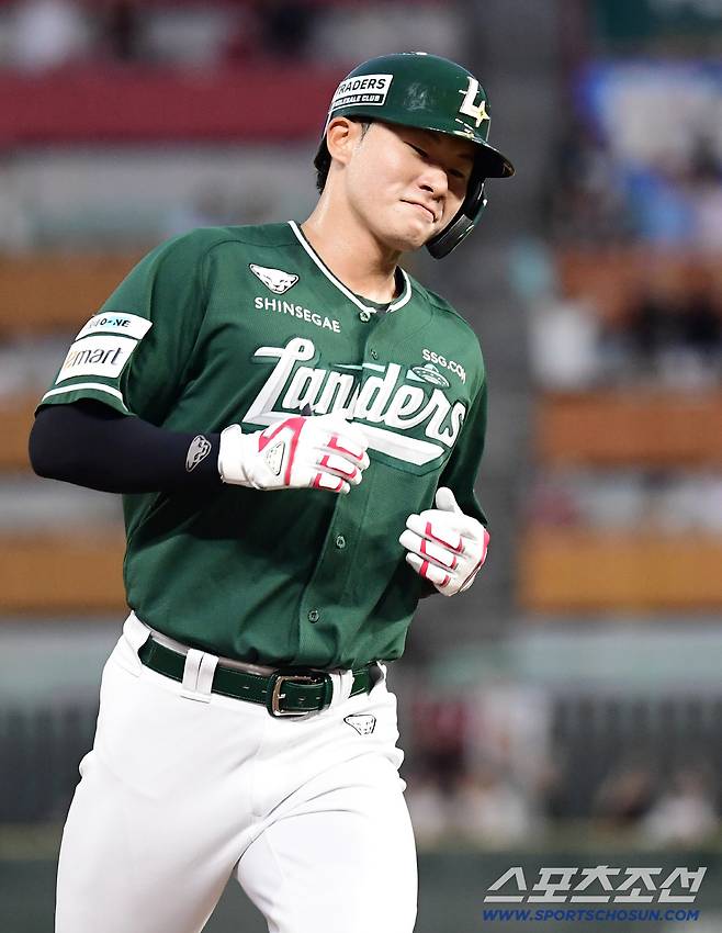 5일 인천 SSG랜더스필드에서 열린 SSG와 롯데의 경기. 2회말 롯데 벨라스케즈 상대 선제 투런포를 날린 SSG 류효승. 인천=송정헌 기자songs@sportschosun.com/2025.09.05/