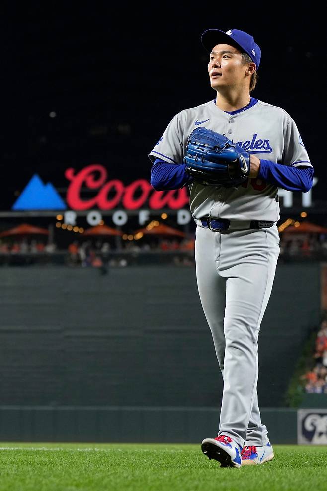 BALTIMORE, MARYLAND - SEPTEMBER 06: Yoshinobu Yamamoto #18 of the Los Angeles Dodgers leaves the field after a home run by Jackson Holliday #7 of the Baltimore Orioles in the ninth inning at Oriole Park at Camden Yards on September 06, 2025 in Baltimore, Maryland. Jess Rapfogel/Getty Images/AFP (Photo by Jess Rapfogel / GETTY IMAGES NORTH AMERICA / Getty Images via AFP)
<저작권자(c) 연합뉴스, 무단 전재-재배포, AI 학습 및 활용 금지>