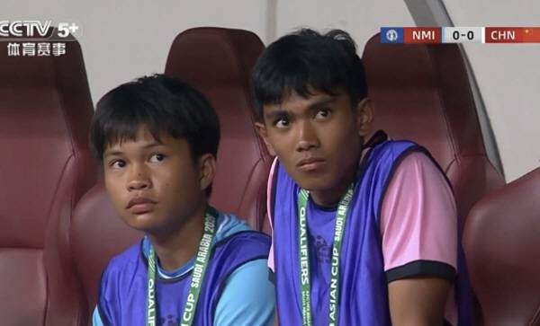 중국전 벤치에서 경기를 지켜보는 북마리아나 제도 선수들. 얼굴이 앳되다.