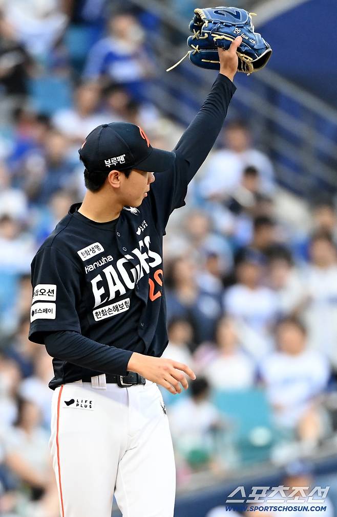 7일 대구 삼성라이온즈파크에서 열린 한화와 삼성의 경기, 3회말 1사 1루 한화 황준서가 삼성 구자욱의 타구를 호수비로 잡아낸 중견수 리베라토에 고마움을 전하고 있다. 대구=허상욱 기자wook@sportschosun.com/2025.09.07/