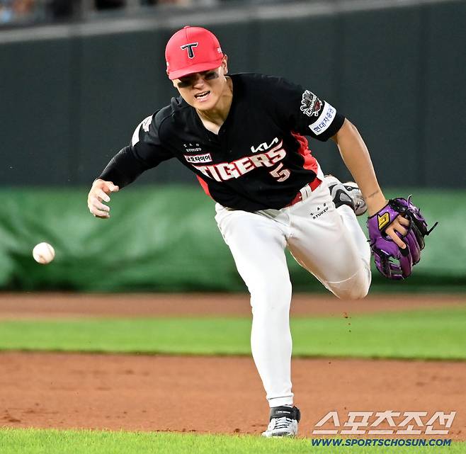 7일 부산 사직야구장에서 열린 KIA와 롯데의 경기, 5회말 무사 1루 김도영이 윤동희의 땅볼을 처리하다 몸의 불편함을 호소하고 있다. 부산=허상욱 기자wook@sportschosun.com/2025.08.07/
