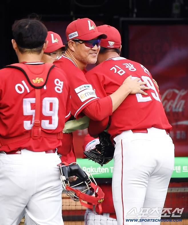 7일 서울 잠실구장에서 열린 SSG-LG전. 3회 투구 도중 2000탈삼진을 달성한 김광현이 이숭요 감독의 축하를 받고 있다. 잠실=정재근 기자 cjg@sportschosun.com/2025.9.7/