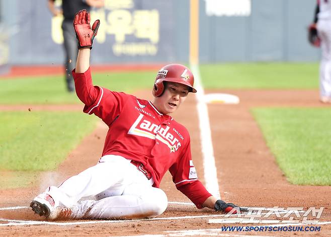 7일 서울 잠실구장에서 열린 SSG-LG전. 1회초 무사 2, 3루 최정의 희생플라이 때 3루주자 박성한이 득점하고 있다. 잠실=정재근 기자 cjg@sportschosun.com/2025.9.7/