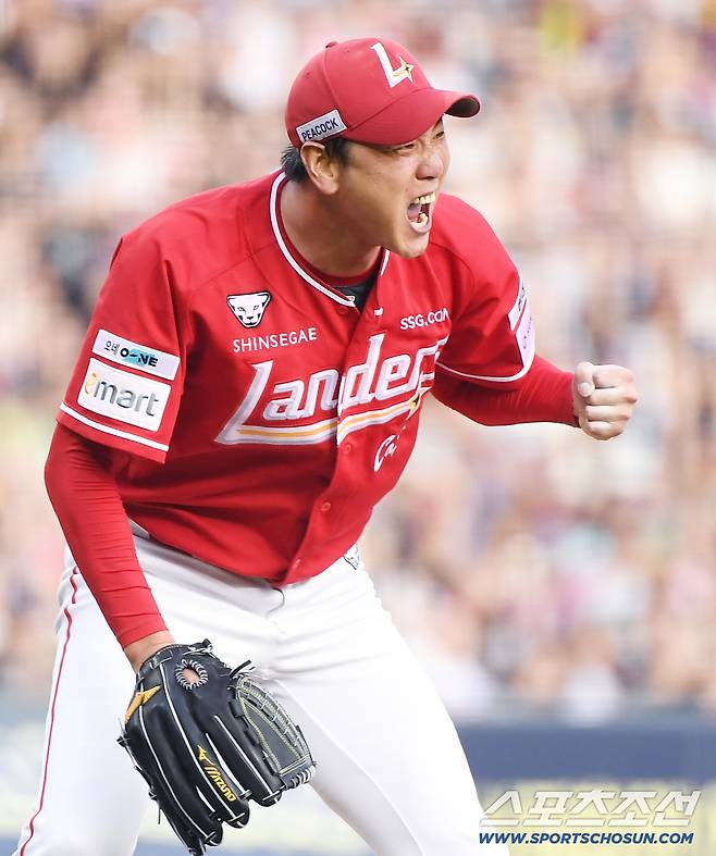 7일 서울 잠실구장에서 열린 SSG-LG전. 4회말 1사 1, 2루 김광현이 최원영을 병살타로 잡은 후 환호하고 있다. 잠실=정재근 기자 cjg@sportschosun.com/2025.9.7/