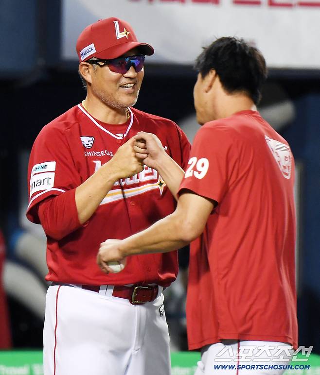 7일 서울 잠실구장에서 열린 SSG-LG전. SSG가 7대3으로 승리했다. 이숭용 감독이 2000K 대기록을 달성한 김광현을 맞이하고 있다. 잠실=정재근 기자 cjg@sportschosun.com/2025.9.7/