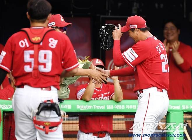 7일 서울 잠실구장에서 열린 SSG-LG전. 3회 투구 도중 2000탈삼진을 달성한 김광현이 이숭요 감독의 축하를 받고 있다. 잠실=정재근 기자 cjg@sportschosun.com/2025.9.7/