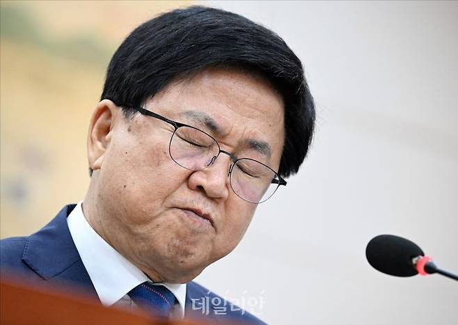 최교진 사회부총리 겸 교육부 장관 후보자가 지난 2일 국회에서 열린 국회 교육위원회 사회부총리 겸 교육부 장관 후보자 인사청문회에서 생각에 잠겨 있다. ⓒ데일리안 홍금표 기자