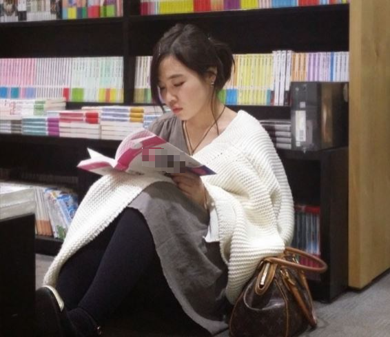 2010년 서울 강남에서 회사 생활을 하던 때의 김 씨. 이때엔 책방에 자주 찾아가 책을 읽었다.