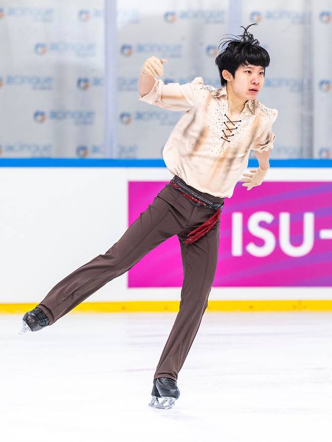 6일 이탈리아 바레세에서 열린 2025~2026 국제빙상경기연맹 피겨 주니어 그랑프리 남자 싱글 프리스케이팅에서 연기 중인 최하빈 모습. 국제빙상경기연맹(ISU) SNS 캡처