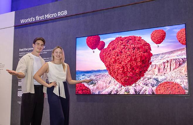 IFA 2025가 열리는 독일 메세 베를린으 삼성전자 전시관에서 삼성전자 모델이 115형 마이크로 RGB TV를 소개하고 있다.