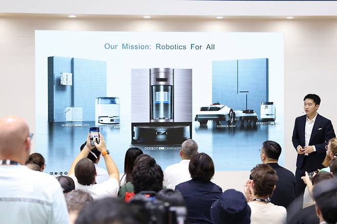IFA 2025에서 에코백스 데이비드 첸 CEO가 세계 최초로 파워부스트 기술을 탑재한 로봇청소기를 소개하고 있다.