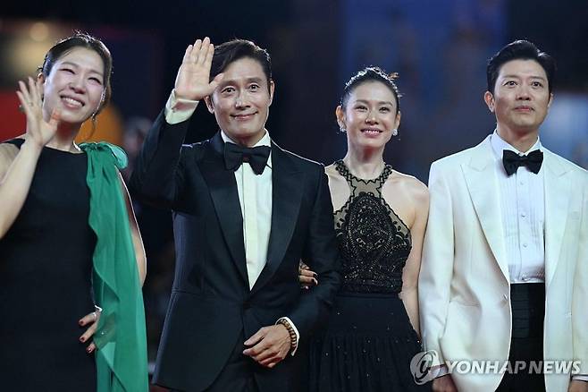 베네치아영화제서 '어쩔수가없다' 공식 첫 상영…박찬욱·이병헌·손예진 등 참석. 연합뉴스