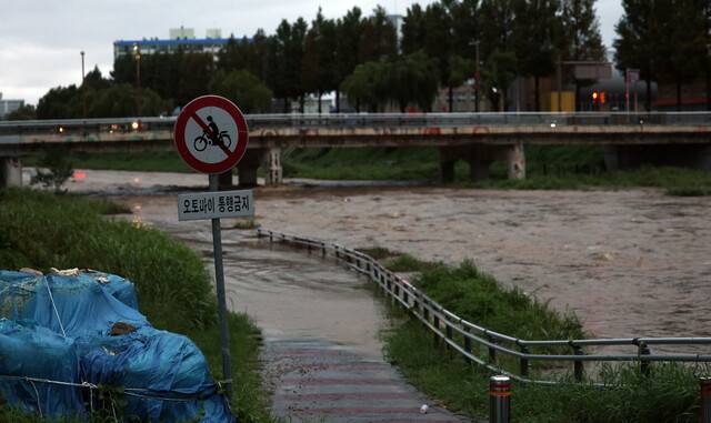 7일 호우 특보가 내려진 전북 전주시 전주천 쌍다리 주변 산책로가 물에 잠겨 있다. 연합뉴스