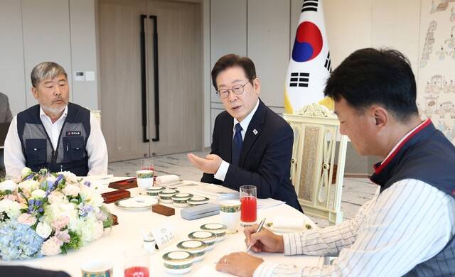 이재명 대통령이 9월4일 서울 용산 대통령실에서 양대 노총 위원장과 대화하고 있다. 대통령실 사진기자단