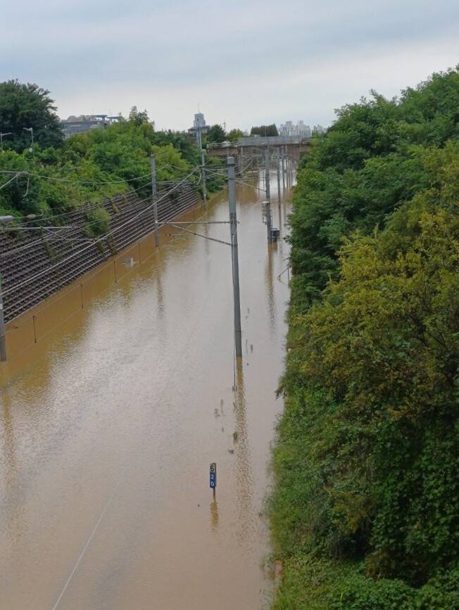 전북지역에 장대비가 쏟아진 7일 전라선 익산-전주 구간 철도 선로가 물에 잠겨 있다. 연합뉴스
