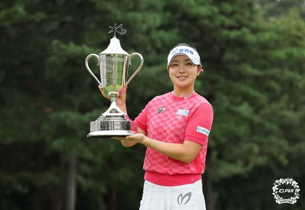 유현조가 7일 열린 한국여자프로골프(KLPGA) 투어 KB금융 스타챔피언십 2연패를 달성한 뒤 기뻐하고 있다. KLPGA 제공