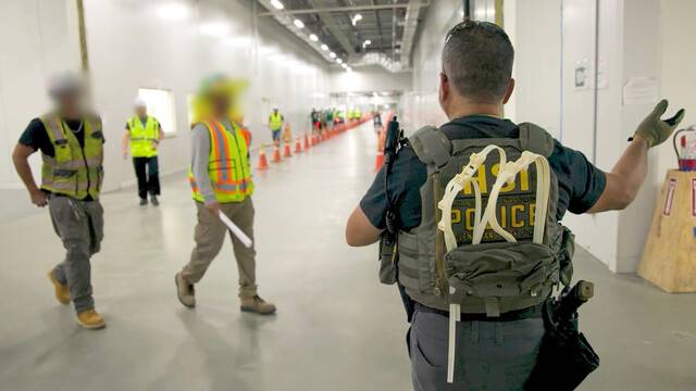 미국 이민단속 당국이 지난 4일(현지시각) 조지아주 현대차그룹-엘지(LG)에너지솔루션의 합작 배터리 공장 건설 현장에서 벌인 불법체류·고용 단속 현장 영상과 사진을 누리집에 공개했다. 연합뉴스