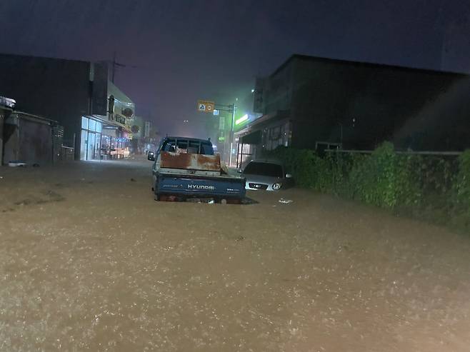 전날부터 내린 집중호우로 7일 오전 1시17분쯤 전북 군산시 산북동 미성초 부근 도로에 있는 트럭 등이 물에 잠겼다. 사진 전북특별자치도소방본부