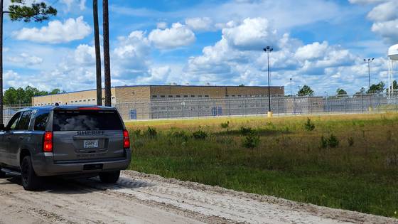 현지시간 6일 미국 조지아주 포크스턴에 위치한 불법 체류자 구금 시설에 경찰차가 출동했다. 시설 관계자는 '사유지'라는 이유로 중앙일보의 현장 취재를 막아섰고, 현장에 출동한 경찰은 ″공유지에서의 취재 활동을 보장해 줘야 한다″는 유권해석을 내린 뒤에야 한발 물러났다. 포크스턴=강태화 특파원