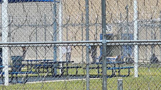 현지시간 6일 미국 조지아주 포크스턴에 위치한 불법 체류자 구금 시설에 푸른색 수용복 차림의 수감자들이 휴식을 취하고 있다. 이들이 입고 있는 푸른색 옷은 지난 4일 체포된 한국인 근로자들의 옷과 같다. 이곳에선 분류 절차 중에는 푸른색 옷을, 범죄가 확정된 상태가 되면 주황색 옷을 지급한다. 포크스턴=강태화 특파원