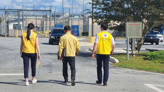 현지시간 6일 미국 조지아주 포크스턴에 위치한 불법 체류자 구금 시설에 수감된 한국인 근로자들은 푸른색 수용복을 입고 추가 조사를 받은 것으로 중앙일보 취재 결과 확인됐다. 조기중 워싱턴 총영사가 이날 시설의 관계자들과 면담하기 위해 현장을 방문했다. 포크스턴=강태화 특파원