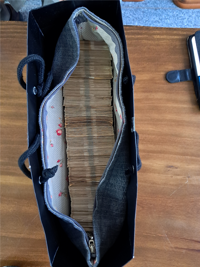 지난해 12월, K 씨가 성우스님에게 받아 금산사 주지 스님에게 전달한 돈가방 사진. (사진 = K 씨 제공)