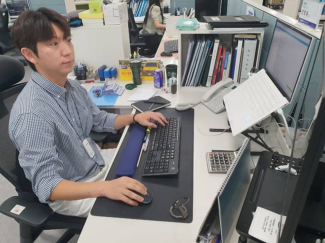 장호대 팀장이 인사 업무를 하고 있다. 과천=윤현주 기자