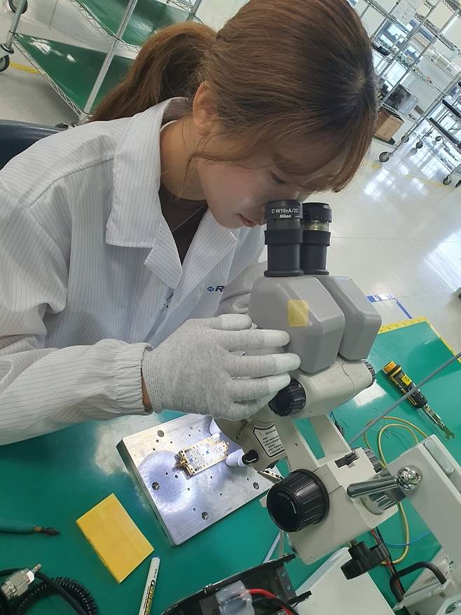 정은진 선임이 방산 부품 검사를 하고 있다. 과천=윤현주 기자