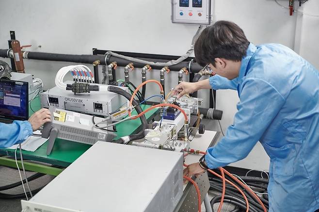연구원들이 실험을 위해 테스트장비를 조정하고 있다. RFHIC 제공