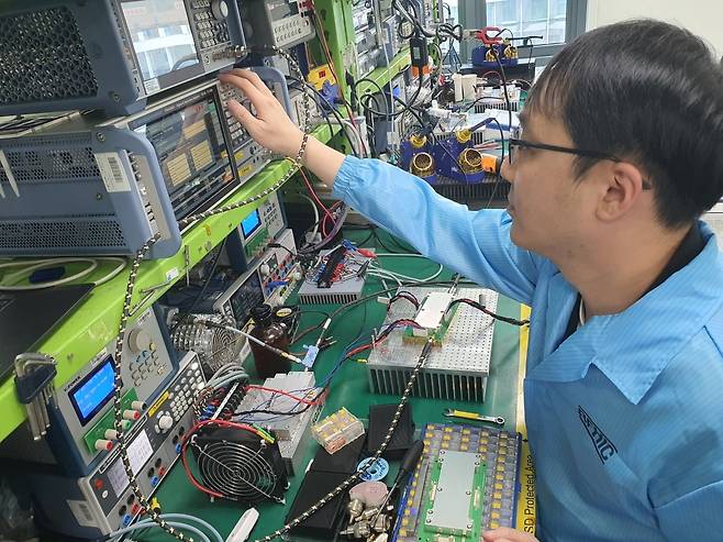 박성충 전문 연구원이 통신 규격 확인을 위해 계측기를 조작하고 있다. 과천=윤현주 기자
