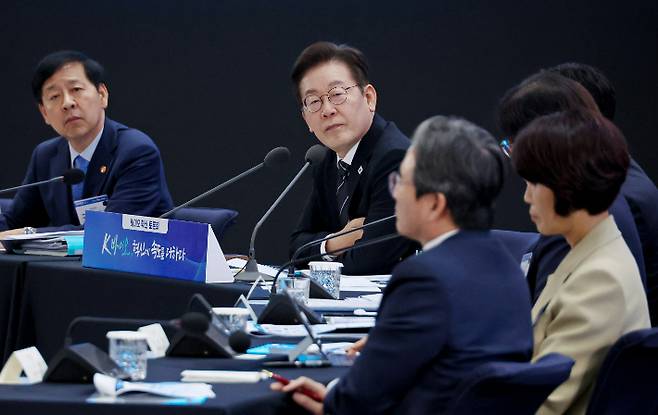 이재명 대통령이 5일 인천 송도 컨벤시아에서 열린 바이오 혁신 토론회에서 참가자 발언을 경청하고 있다. 연합뉴스