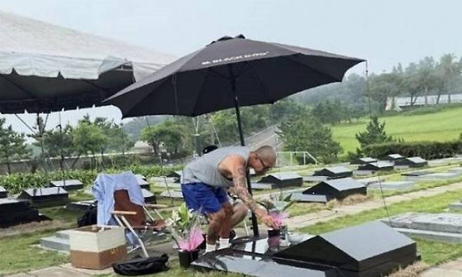 구준엽이 6개월째 아내인 서희원의 묘를 지키고 있다. 온라인 SNS 캡처