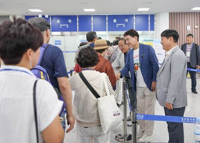 크루즈 체험단 환송하는 김진태 지사. 강원도 제공