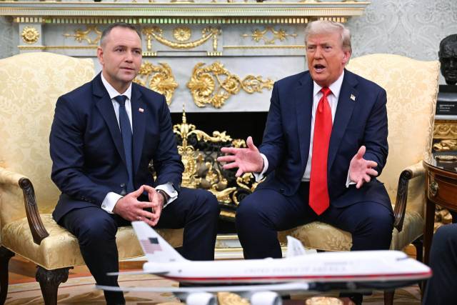 도널드 트럼프 미국 대통령이 3일(현지 시간) 워싱턴DC 백악관에서 카롤 나브로츠키 폴란드 대통령과 정상회담을 갖고 있다. EPA연합뉴스