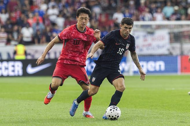 축구대표팀 이재성(왼쪽)이 7일(한국시간) 뉴저지주 해리슨에서 열린 미국과 평가전에서 상대 선수와 치열하게 볼을 다투고 있다. 해리슨(미 뉴저지주)|AP뉴시스