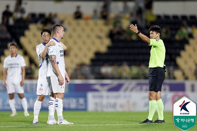 지난달 19일 전남 드래곤즈전에서 퇴장당하고 있는 수원 삼성 일류첸코. /사진=한국프로축구연맹 제공