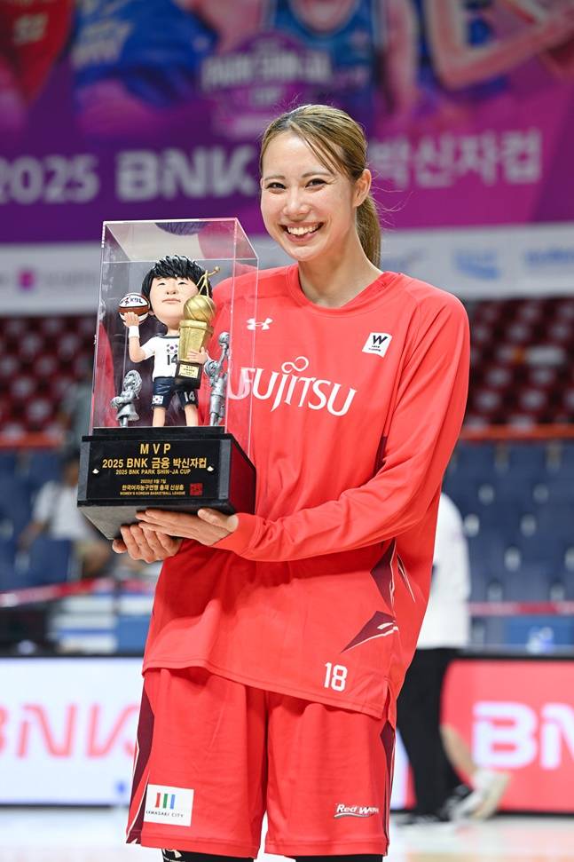 후지모토 아키가 MVP 트로피를 들고 포즈를 취하고 있다. /사진=WKBL 제공
