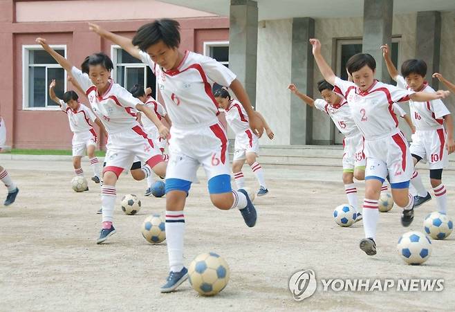 북한 릉라고급중학교 축구팀 (평양 조선중앙통신=연합뉴스) 대동강구역 릉라고급중학교는 축구팀을 잘 운영해 전국대회에서 우승하는 등 남·여 축구의 우수한 인재를 길러내고 있다고 조선중앙통신이 1일 보도했다. 사진은 7월 29일 촬영. 2015.8.1 photo@yna.co.kr