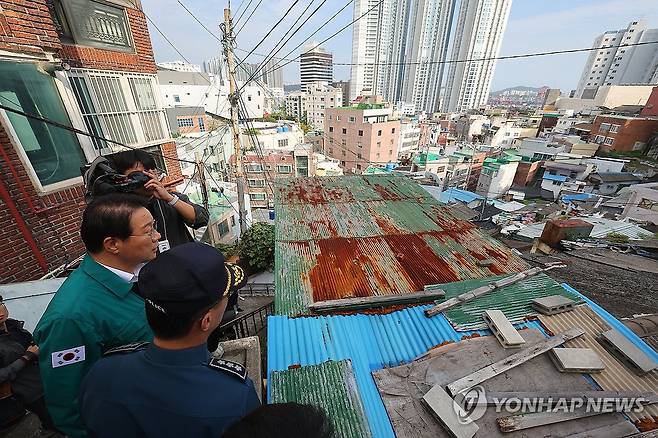 범죄와 재해에 노출된 빈집 순찰 (부산=연합뉴스) 손형주 기자 = 김수환 부산경찰청장과 김진홍 동구청장이 16일 오후 부산 동구 수정동 일대에서 빈집을 순찰하고 있다. 부산은 최근 급속도로 늘어나고 있는 원도심 빈집이 지역 문제로 대두되고 있다. 부산시는 원도심 일대에 1천400여채의 빈집이 있는 것으로 파악하고 있다. 대부분 무허가 건물이라 철거조차 쉽지 않은 상황이다.
2024.10.16 handbrother@yna.co.kr